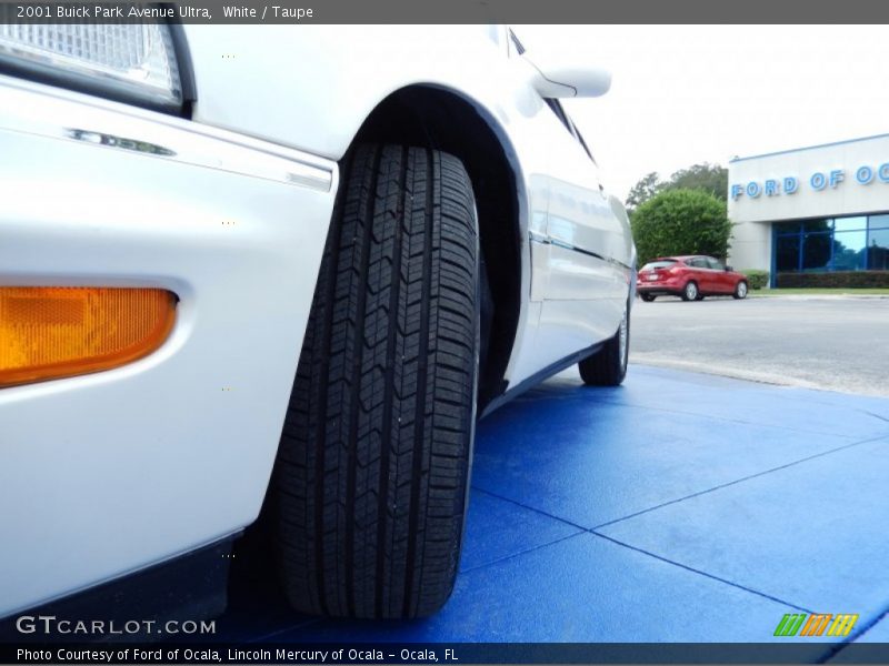 White / Taupe 2001 Buick Park Avenue Ultra