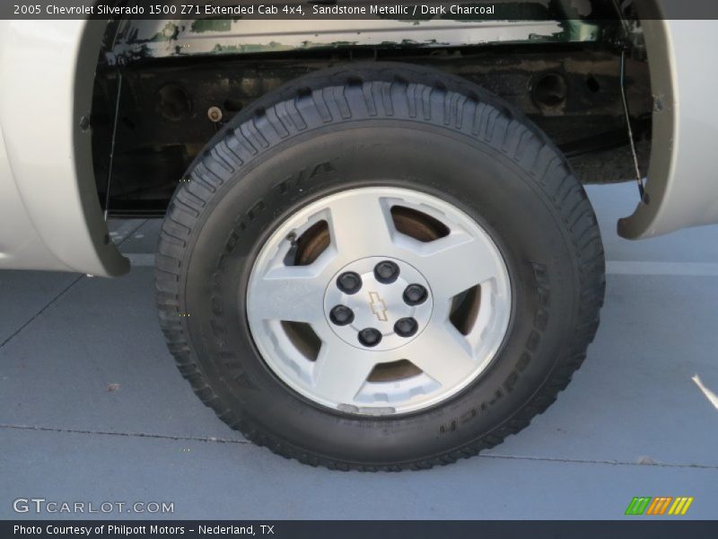 Sandstone Metallic / Dark Charcoal 2005 Chevrolet Silverado 1500 Z71 Extended Cab 4x4