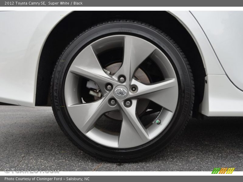 Super White / Black 2012 Toyota Camry SE