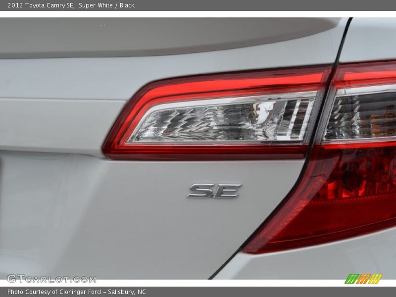 Super White / Black 2012 Toyota Camry SE