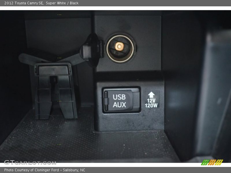 Super White / Black 2012 Toyota Camry SE
