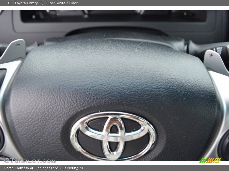 Super White / Black 2012 Toyota Camry SE