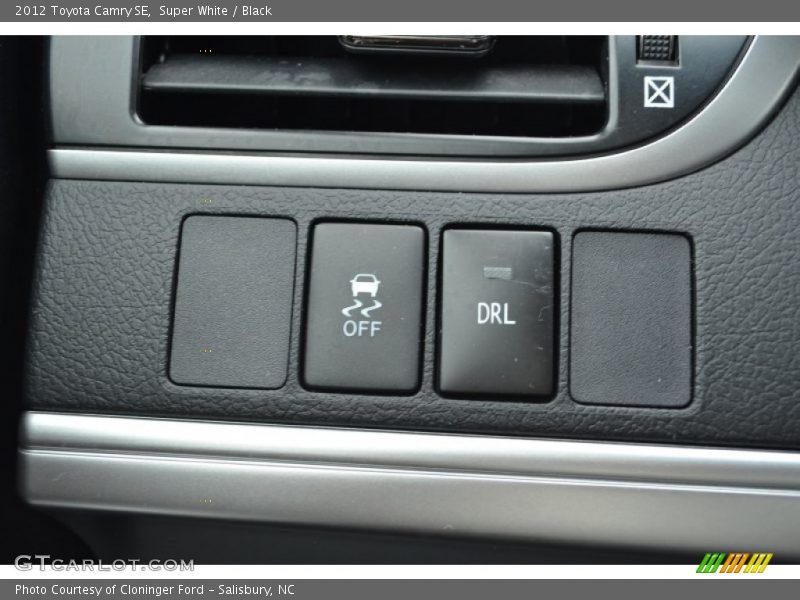 Super White / Black 2012 Toyota Camry SE