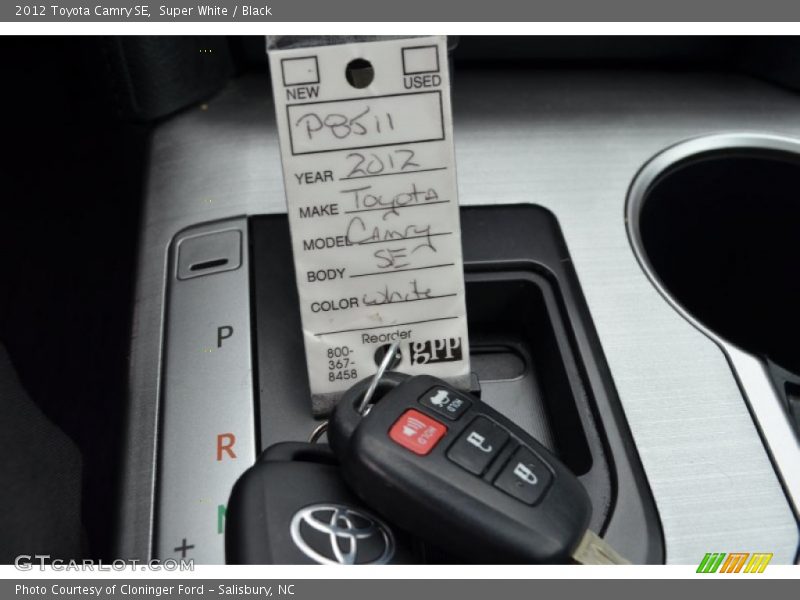 Super White / Black 2012 Toyota Camry SE