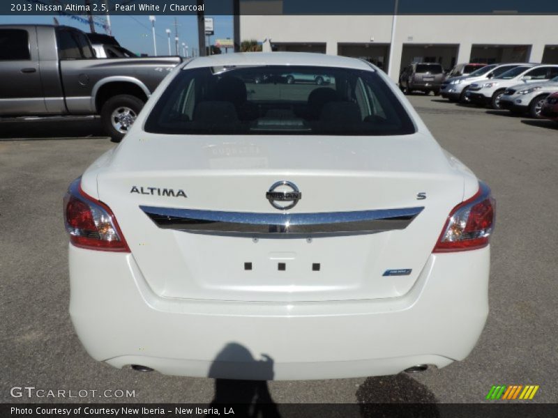 Pearl White / Charcoal 2013 Nissan Altima 2.5