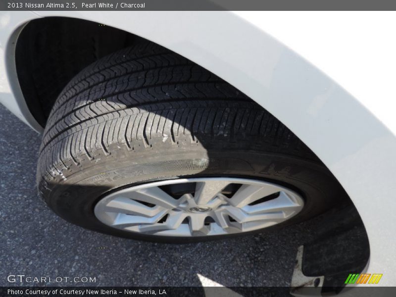 Pearl White / Charcoal 2013 Nissan Altima 2.5