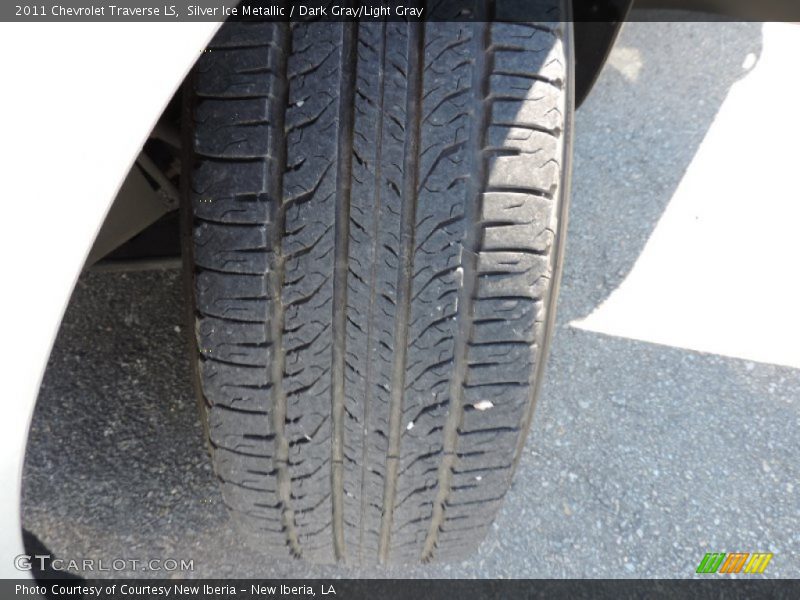 Silver Ice Metallic / Dark Gray/Light Gray 2011 Chevrolet Traverse LS