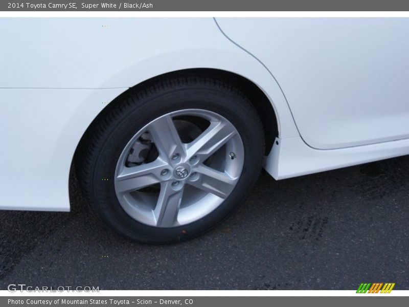 Super White / Black/Ash 2014 Toyota Camry SE