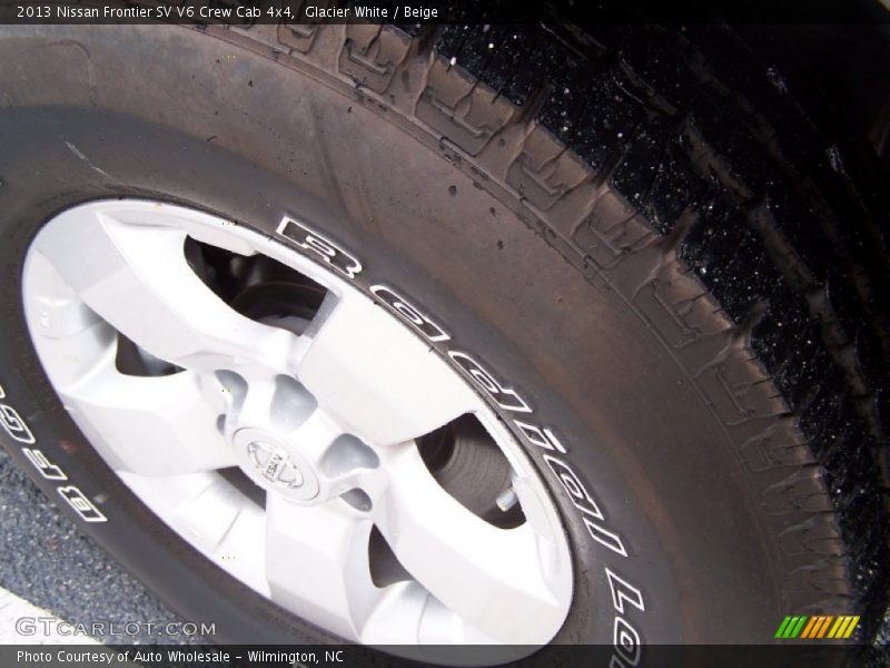 Glacier White / Beige 2013 Nissan Frontier SV V6 Crew Cab 4x4