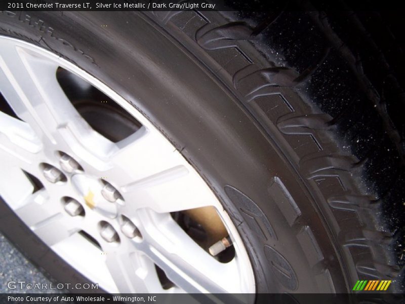 Silver Ice Metallic / Dark Gray/Light Gray 2011 Chevrolet Traverse LT