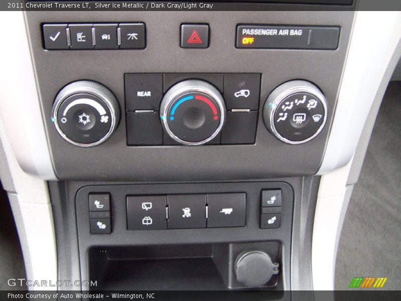 Silver Ice Metallic / Dark Gray/Light Gray 2011 Chevrolet Traverse LT