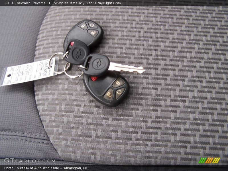 Silver Ice Metallic / Dark Gray/Light Gray 2011 Chevrolet Traverse LT
