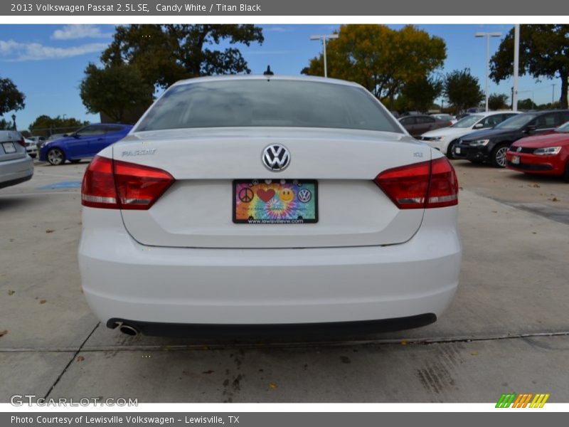 Candy White / Titan Black 2013 Volkswagen Passat 2.5L SE