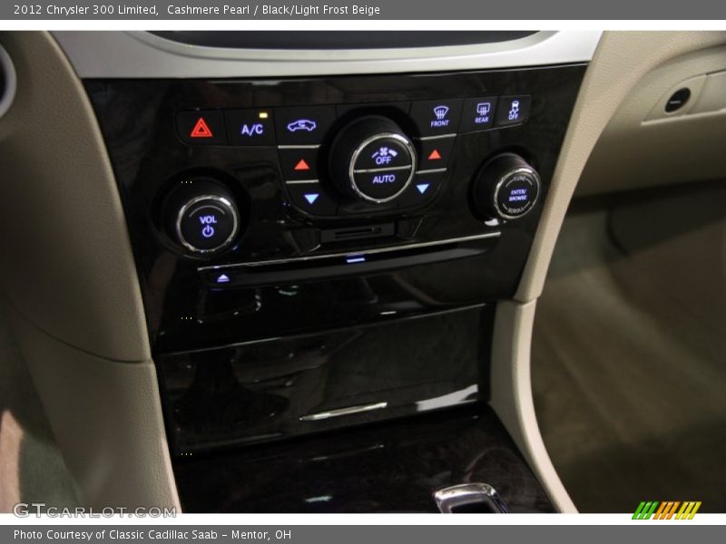 Cashmere Pearl / Black/Light Frost Beige 2012 Chrysler 300 Limited
