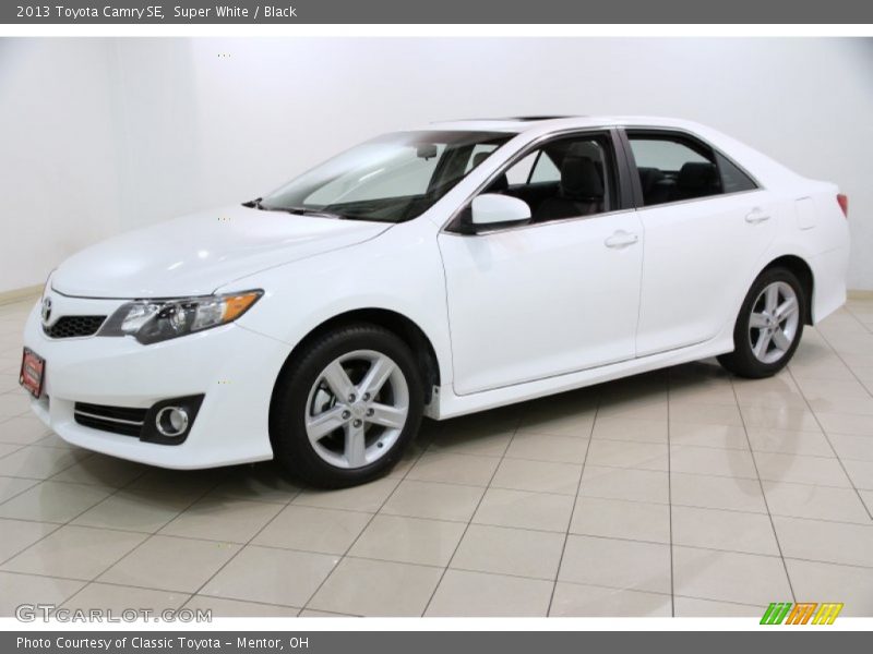 Super White / Black 2013 Toyota Camry SE