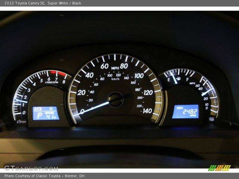 Super White / Black 2013 Toyota Camry SE