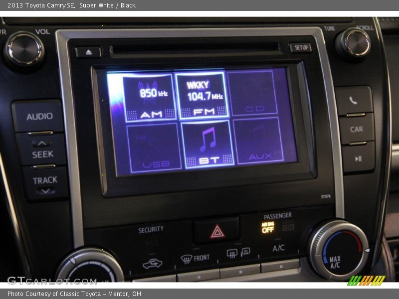 Super White / Black 2013 Toyota Camry SE