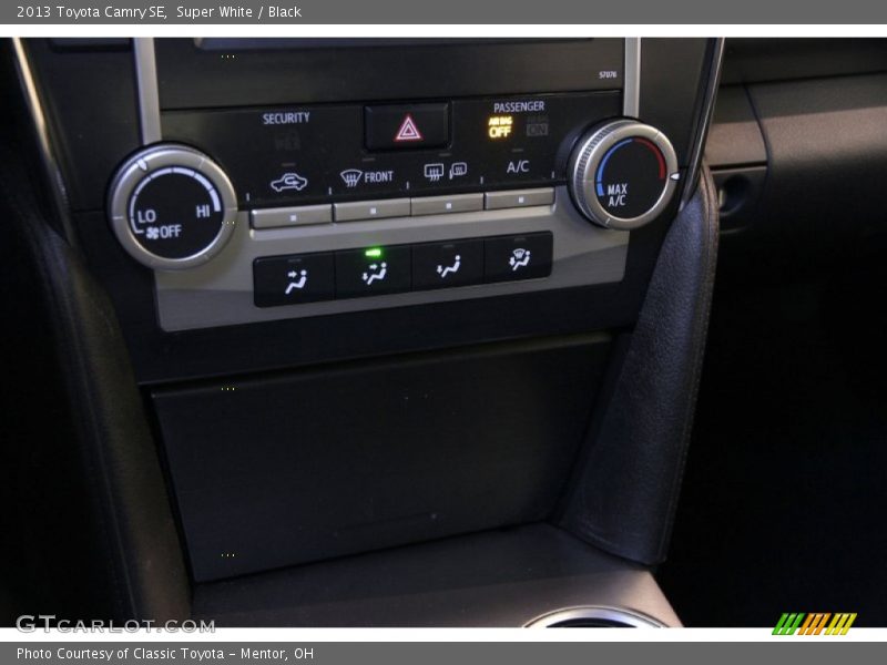 Super White / Black 2013 Toyota Camry SE