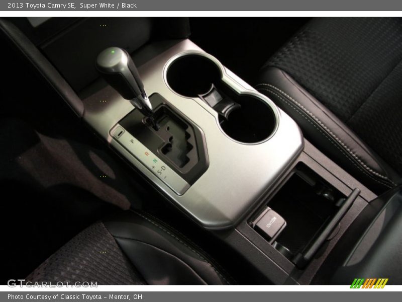 Super White / Black 2013 Toyota Camry SE