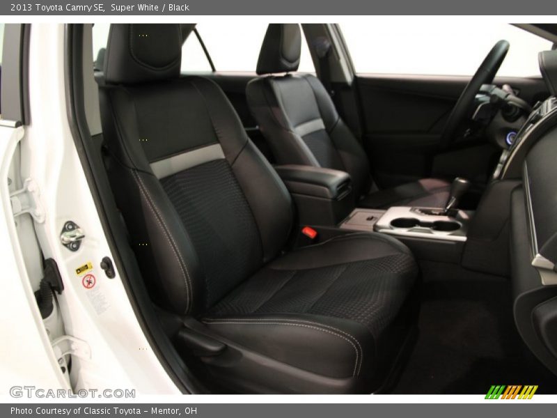 Super White / Black 2013 Toyota Camry SE