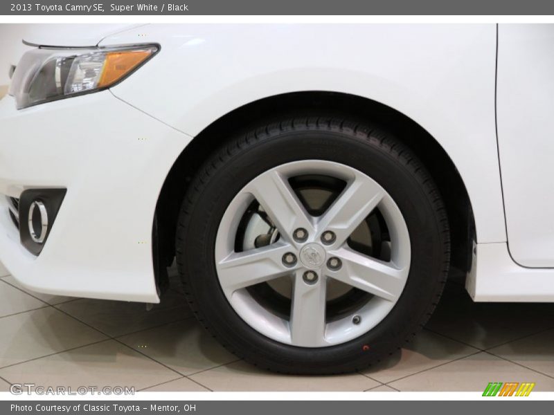 Super White / Black 2013 Toyota Camry SE