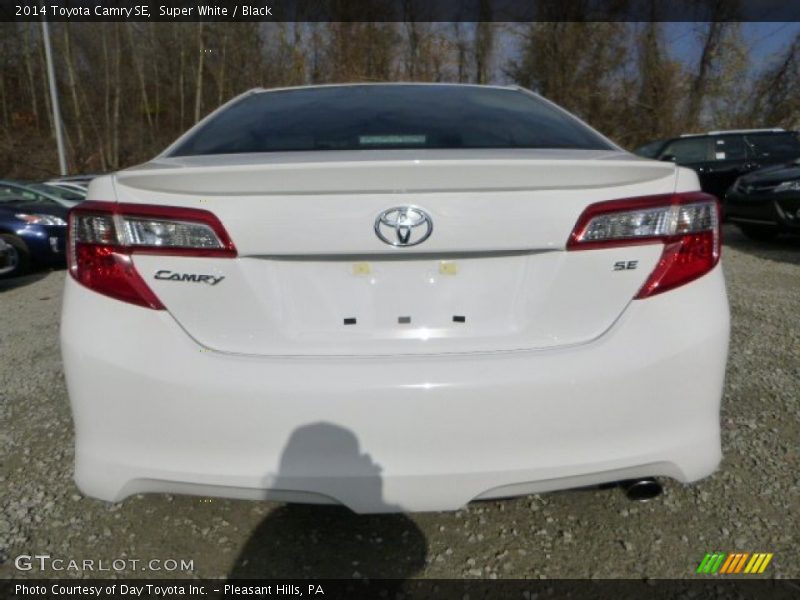 Super White / Black 2014 Toyota Camry SE