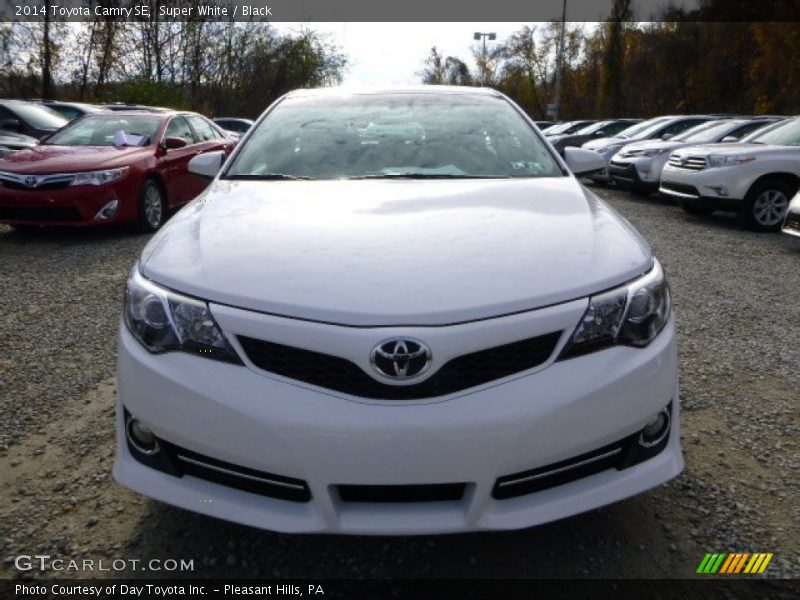 Super White / Black 2014 Toyota Camry SE