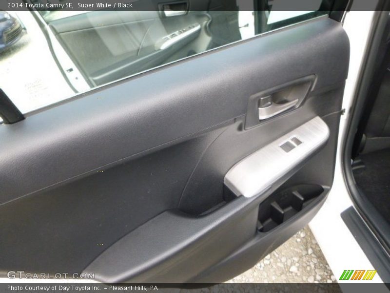 Super White / Black 2014 Toyota Camry SE