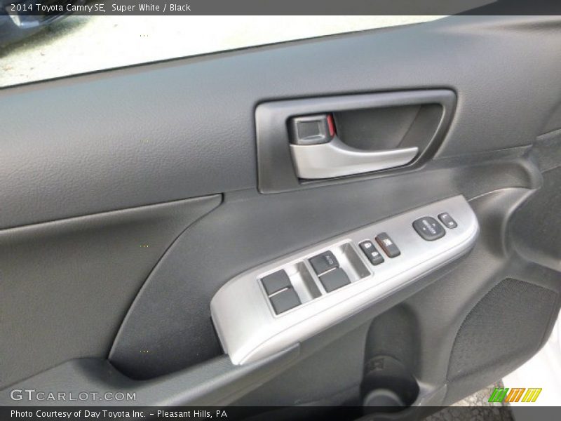 Super White / Black 2014 Toyota Camry SE