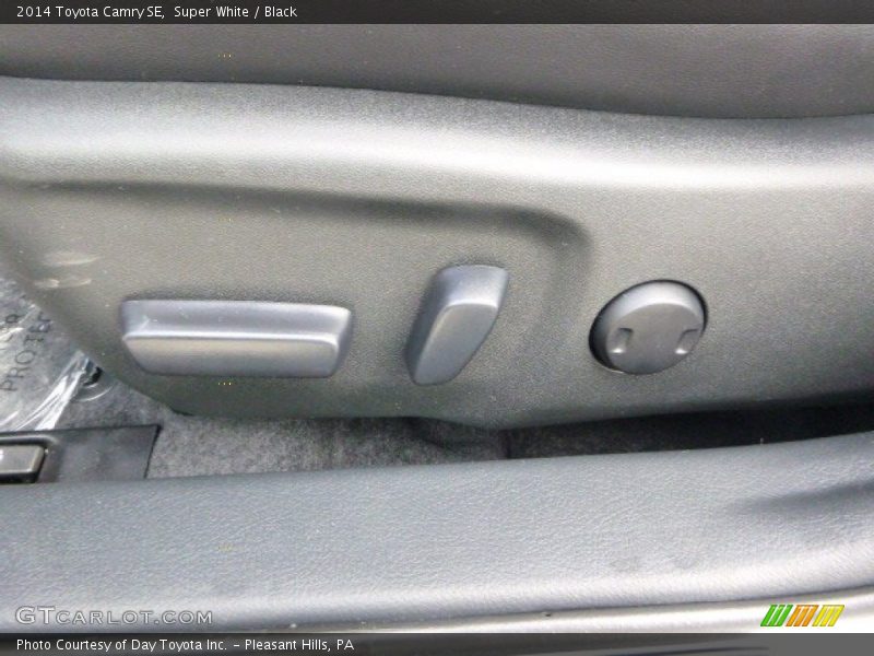 Super White / Black 2014 Toyota Camry SE