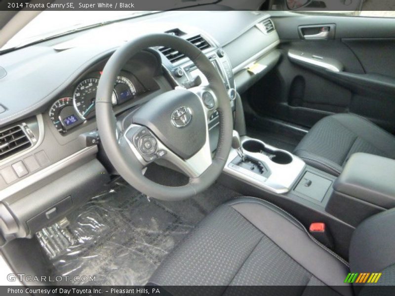 Super White / Black 2014 Toyota Camry SE