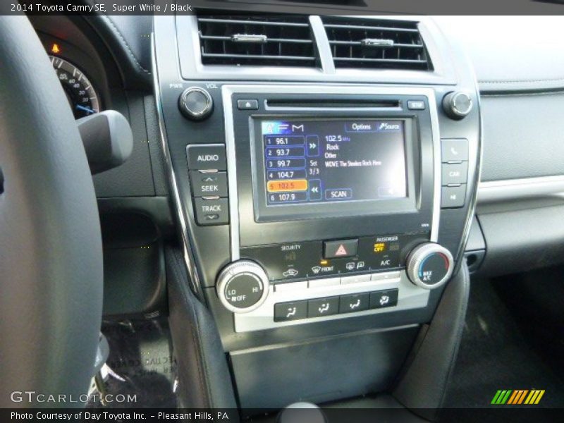 Super White / Black 2014 Toyota Camry SE