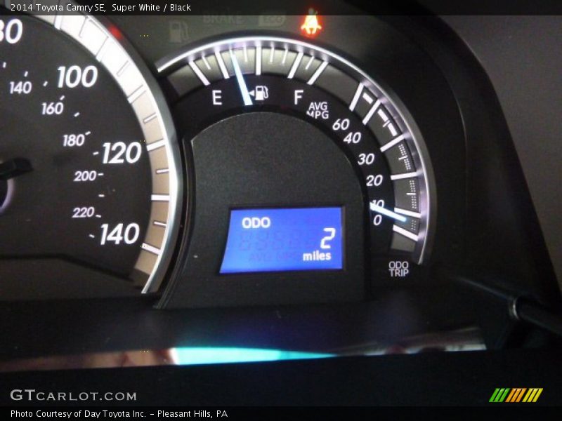 Super White / Black 2014 Toyota Camry SE