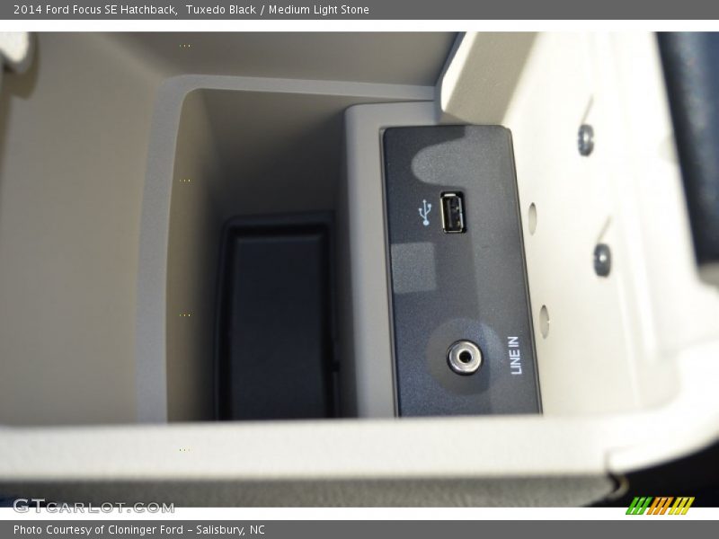 Tuxedo Black / Medium Light Stone 2014 Ford Focus SE Hatchback