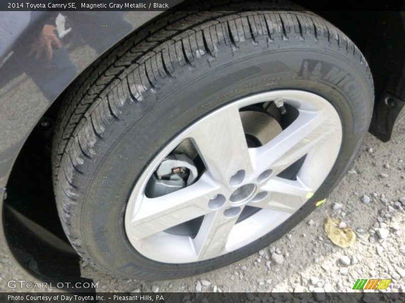 Magnetic Gray Metallic / Black 2014 Toyota Camry SE