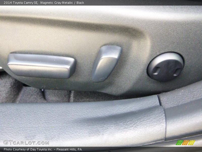 Magnetic Gray Metallic / Black 2014 Toyota Camry SE