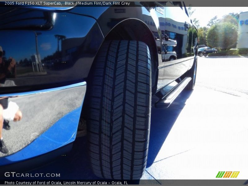 Black / Medium Flint/Dark Flint Grey 2005 Ford F150 XLT SuperCab