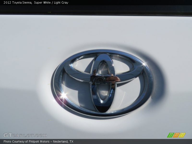 Super White / Light Gray 2012 Toyota Sienna