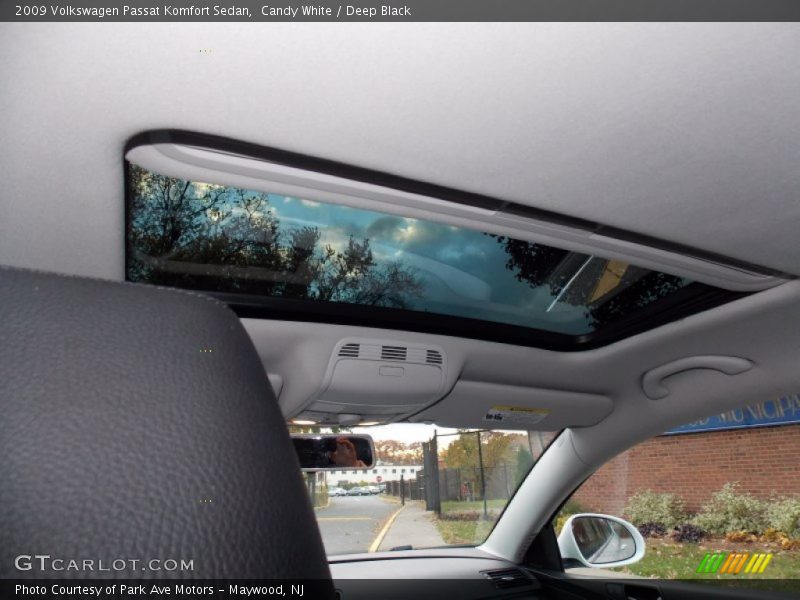 Candy White / Deep Black 2009 Volkswagen Passat Komfort Sedan