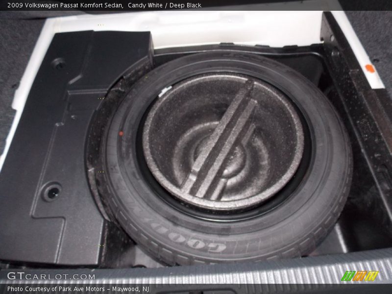 Candy White / Deep Black 2009 Volkswagen Passat Komfort Sedan