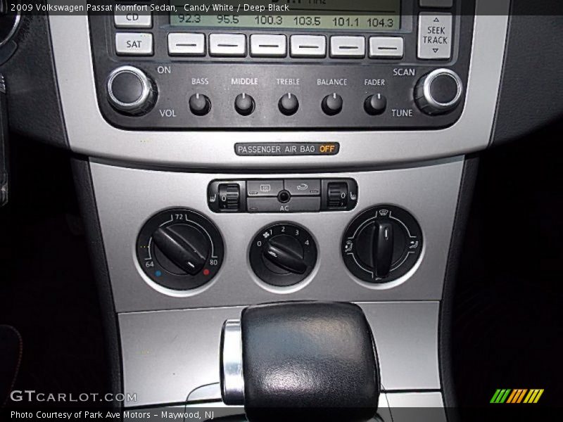 Candy White / Deep Black 2009 Volkswagen Passat Komfort Sedan