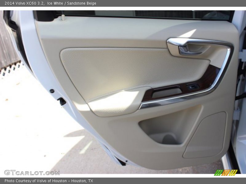 Ice White / Sandstone Beige 2014 Volvo XC60 3.2