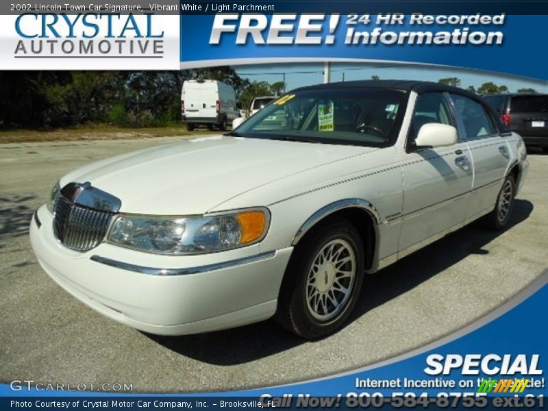 Vibrant White / Light Parchment 2002 Lincoln Town Car Signature