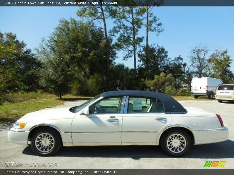 Vibrant White / Light Parchment 2002 Lincoln Town Car Signature