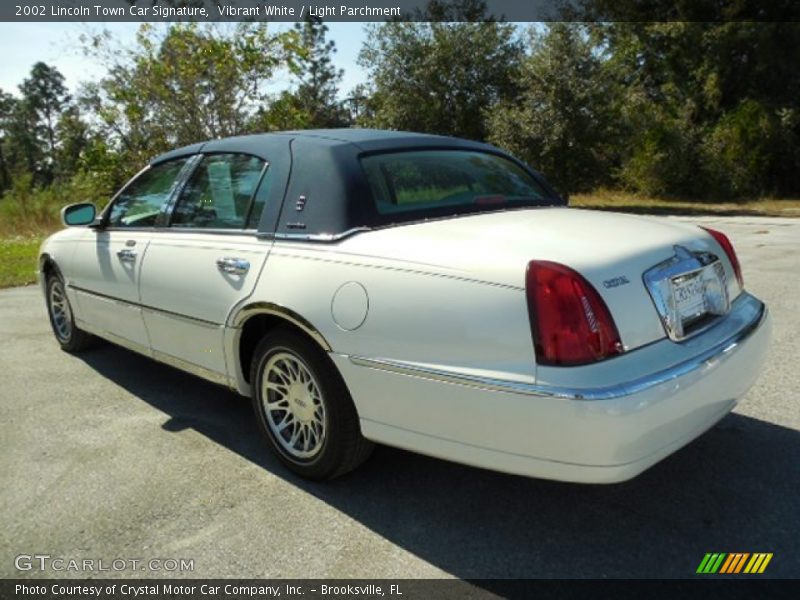 Vibrant White / Light Parchment 2002 Lincoln Town Car Signature