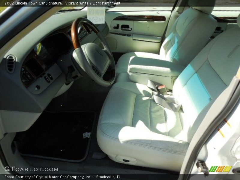 Vibrant White / Light Parchment 2002 Lincoln Town Car Signature