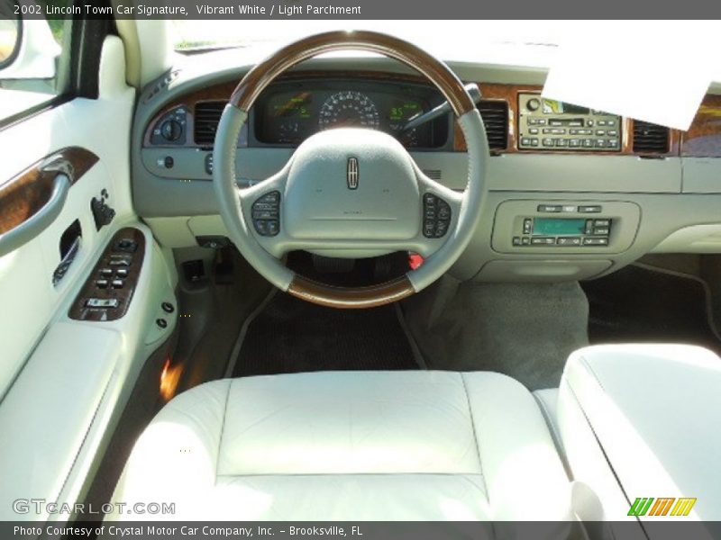 Vibrant White / Light Parchment 2002 Lincoln Town Car Signature