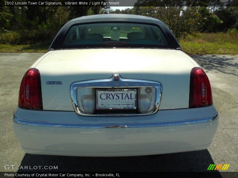 Vibrant White / Light Parchment 2002 Lincoln Town Car Signature