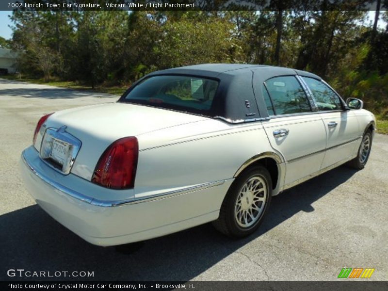 Vibrant White / Light Parchment 2002 Lincoln Town Car Signature