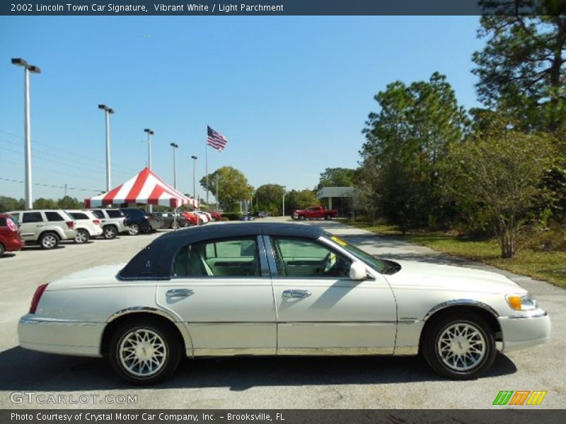 Vibrant White / Light Parchment 2002 Lincoln Town Car Signature